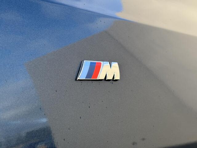 BMW 3-SERIE 330e M Sport / RIJKLAAR / Fabrieksgarantie tot 11-2027 / Harman Kardon Premium Audio / Elektrische Trekhaak / Schuif- en Kantel Dak / Stoel & Stuurverwarming / Akoestisch Glas / Adaptievf Cruise Control / Leder Bekleding / Dealer Onderhouden / Apple Carpl