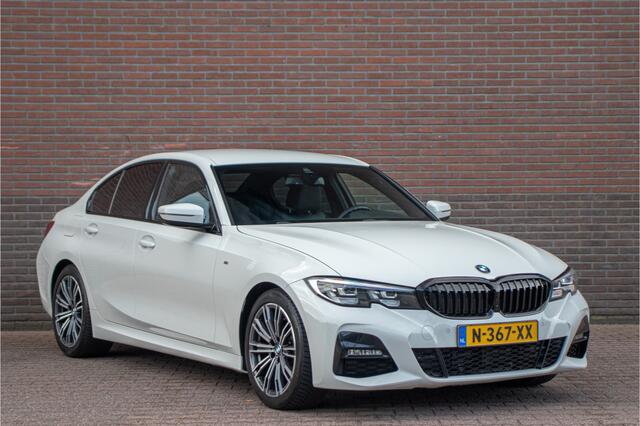 BMW 3-SERIE 318i M Sport, Stoelverwarming, Carplay, Alcantara, Sfeerverlichting, DAB+, PDC, Navigatie, Sportstoelen.