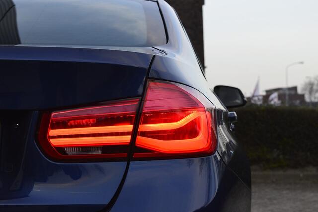 BMW 3-SERIE 318i Luxury Edition Rijklaarprijs-Garantie Navigatie Leder Sport interieur Led Camera Airco