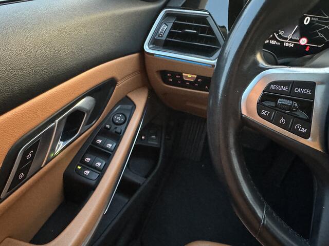 BMW 3-SERIE Touring 330e xDrive High Executive, Pano | M-sport | H&K