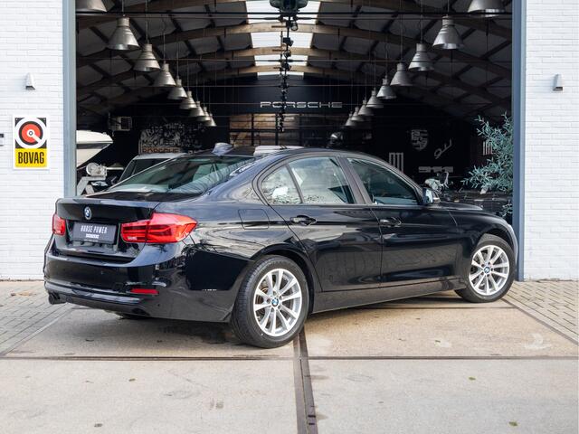 BMW 3-SERIE 318i Executive *Head-Up Display | Clima | Navi | Cruise | Parkeersensoren*