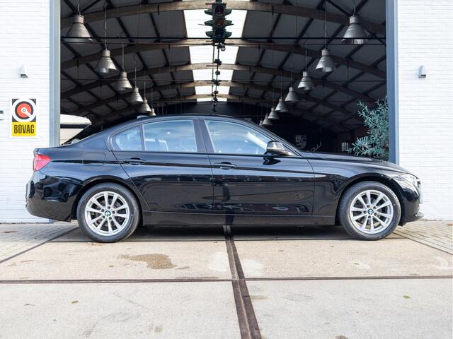BMW 3-SERIE 318i Executive *Head-Up Display | Clima | Navi | Cruise | Parkeersensoren*