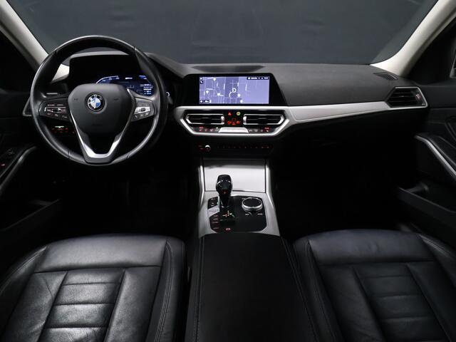 BMW 3-SERIE Touring 320e Sport Line [ADAPTIVE CRUISE, APPLE CARPLAY, BMW LASERLICHT, TREKHAAK INKLAPBAAR, ANDROID, STOELVERWARMING, VOL LEDER, PDC V+A, ELEK. ACHTERKLEP, CLIMATE, NIEUWSTAAT]
