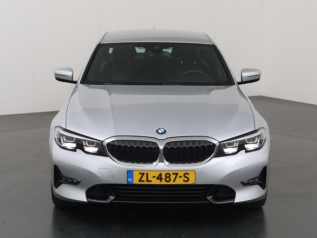 BMW 3-SERIE 320i Executive Edition Sport Line | Sportstoelen | Navigatie | PDC | Climate Control | Stoelverwarming | Apple CarPlay/Android Auto | BMW LED | DAB |