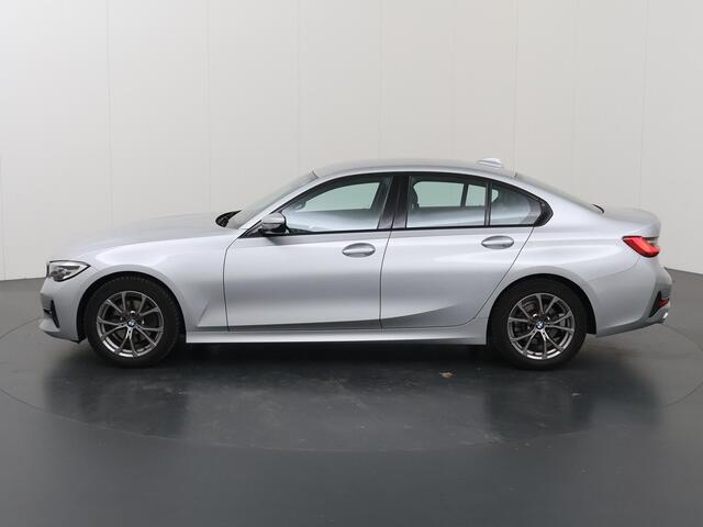 BMW 3-SERIE 320i Executive Edition Sport Line | Sportstoelen | Navigatie | PDC | Climate Control | Stoelverwarming | Apple CarPlay/Android Auto | BMW LED | DAB |