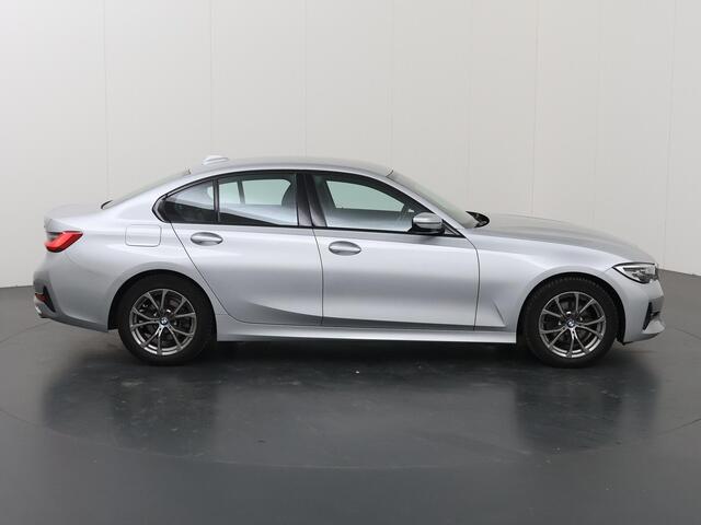 BMW 3-SERIE 320i Executive Edition Sport Line | Sportstoelen | Navigatie | PDC | Climate Control | Stoelverwarming | Apple CarPlay/Android Auto | BMW LED | DAB |