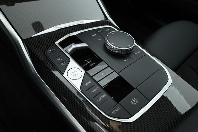 BMW 3-SERIE Touring 330e M-Sport Pro | Pano | Widescreen | ShadowLine | HUD | Camera+PDC | Memory | Sfeerverl. | Dodehoek | Adapt. Cruise | Elek. klep | Nav+App.Connect