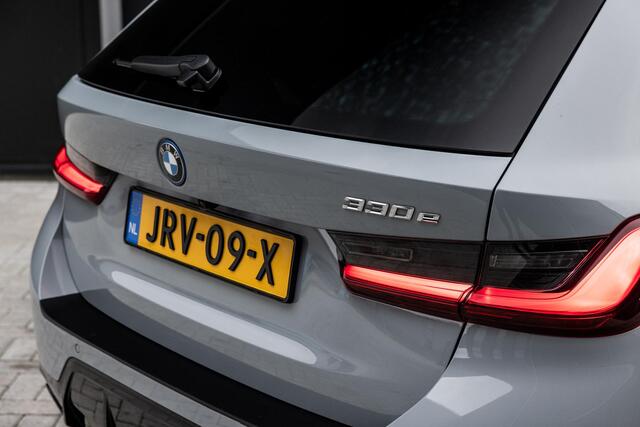 BMW 3-SERIE Touring 330e | M-Pakket | Panoramadak | HUD | Curved Display | Sportstoelen | Adaptieve Cruise Control | Ele. verstelbare stoelen + Geheugen | Camera | DAB | Apple CarPlay/Android Auto | LED |