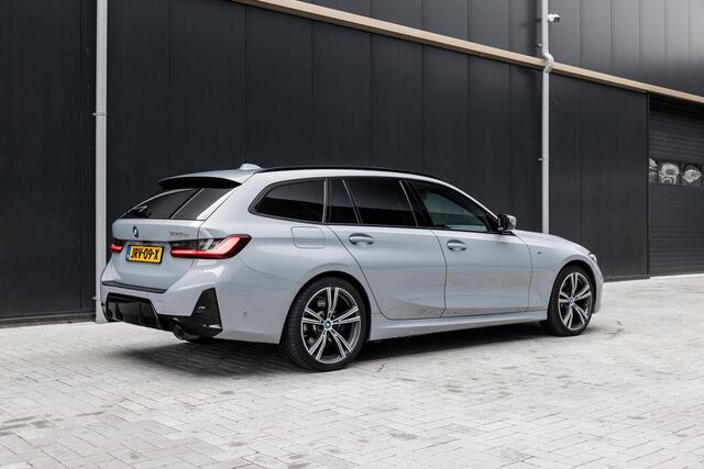 BMW 3-SERIE Touring 330e | M-Pakket | Panoramadak | HUD | Curved Display | Sportstoelen | Adaptieve Cruise Control | Ele. verstelbare stoelen + Geheugen | Camera | DAB | Apple CarPlay/Android Auto | LED |