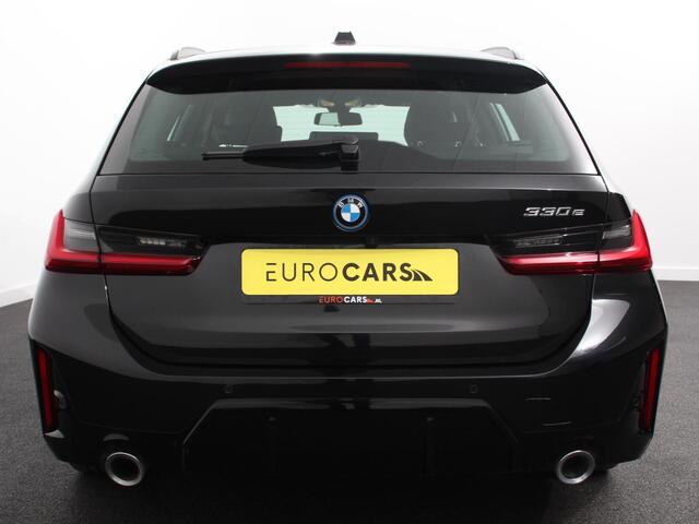 BMW 3-SERIE Touring 330e Touring M Sport PHEV | DEMO ! | Navigatie | Climate Control | Lichtmetalen velgen | LED | Virtual Cockpit | Parkeersensoren Voor en Achter | Achteruitrijcamera | Apple carplay/ Android auto | Stoelverwarming | Stuur verwarming | Elektrische a