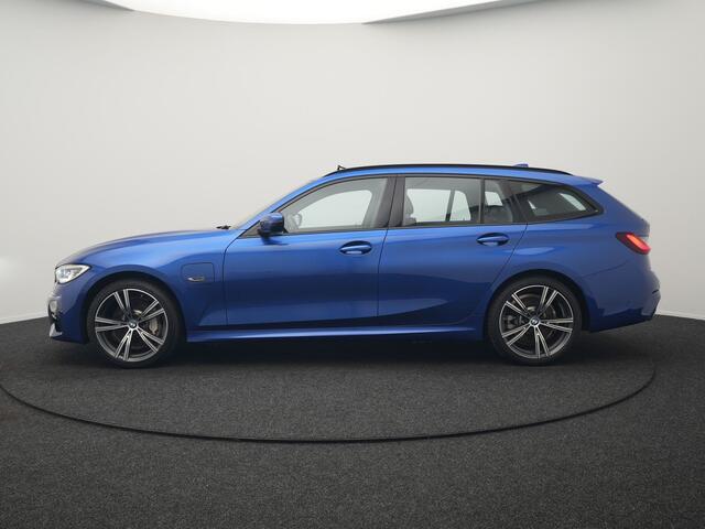 BMW 3-SERIE Touring 330e M Sport Plug In Hybrid 293pk Dealer O.H. PHEV | Panodak | Head Up | Laser LED | Adaptief Onderstel | Camera | Alcantara Sportstoelen Memory & Verwarmd | Sfeerverlichting | Apple Carplay | Keyless | Blis | 19"L.M | Virtual | DAB |