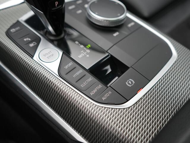 BMW 3-SERIE Touring 330e M Sport Plug In Hybrid 293pk Dealer O.H. PHEV | Panodak | Head Up | Laser LED | Adaptief Onderstel | Camera | Alcantara Sportstoelen Memory & Verwarmd | Sfeerverlichting | Apple Carplay | Keyless | Blis | 19"L.M | Virtual | DAB |