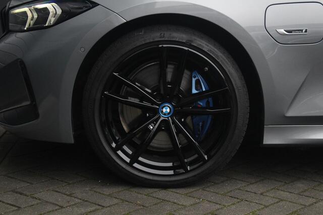 BMW 3-SERIE Touring 330e xDrive M-Sport Pro | Panoramadak | M Schaalstoelen | HUD | Adaptieve cruise Control | LED | 19 Inch