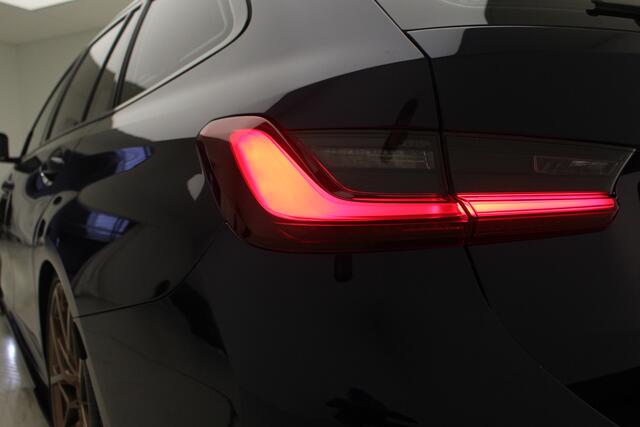 BMW 3-SERIE Touring 330e xDrive M-Sport Pro | 20" | Panorama | Memory | Leder | M-Sportstoelen | Verlaagd | M340i Look