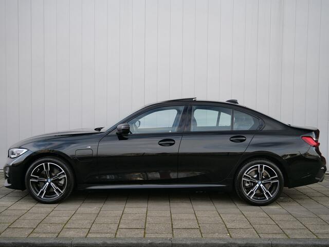 BMW 3-SERIE 320e Business Edition Plus 204 Pk Automaat Navi / M-pakket / Apple Carplay / Camera / Leer / Schuifdak