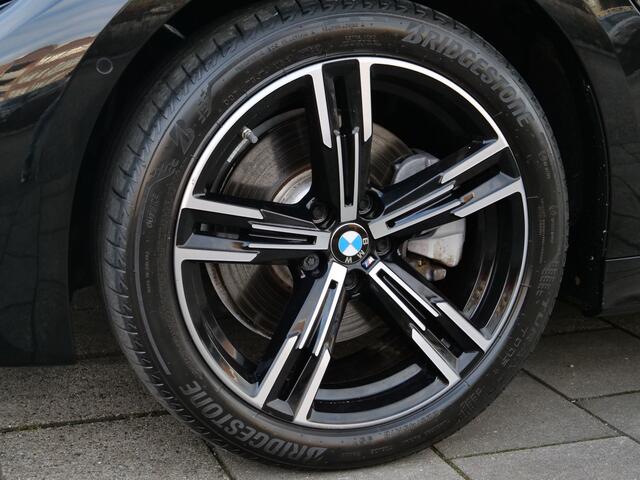 BMW 3-SERIE 320e Business Edition Plus 204 Pk Automaat Navi / M-pakket / Apple Carplay / Camera / Leer / Schuifdak