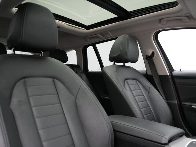 BMW 3-SERIE Touring 330e xDrive Plug In Hybrid 293pk Dealer O.H PHEV | Trekhaak Af Fabriek | Panodak | Adaptive Cruise | Camera | Verwarmde Stoelen | Hifi Sound | Blis | Keyless | Navigatie | Virtual | DAB | 18"L.M |