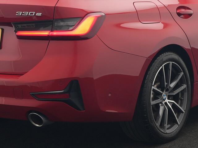 BMW 3-SERIE Touring 330e xDrive Plug In Hybrid 293pk Dealer O.H PHEV | Trekhaak Af Fabriek | Panodak | Adaptive Cruise | Camera | Verwarmde Stoelen | Hifi Sound | Blis | Keyless | Navigatie | Virtual | DAB | 18"L.M |