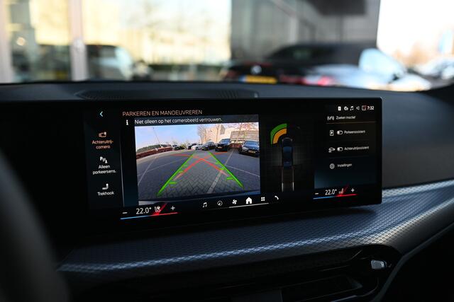 BMW 3-SERIE 318i M Sport Automaat / Trekhaak / Sportstoelen / Achteruitrijcamera / M Sportonderstel / Comfort Access / Stuurverwarming / Adaptieve LED / Harman Kardon / Widescreen Display