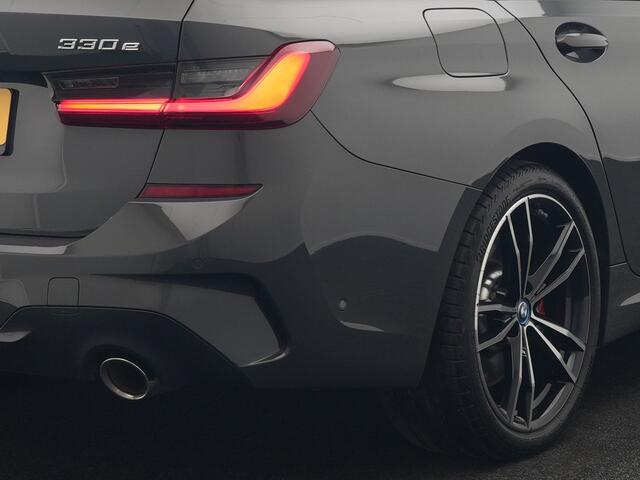 BMW 3-SERIE Touring 330e M Sport Plug In Hybrid 293pk Dealer O.H. PHEV | Head Up | Camera | Laser LED | Sfeerverlichting | Vernasca Lederen Sportstoelen & Stuur Verwarmd | Apple Carplay | Keyless | Blis | 19"L.M | Virtual | Navigatie | DAB |