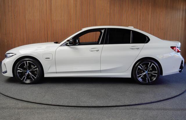 BMW 3-SERIE 320e M-sport HUD Leer Navi Camera ACC Matrix LED Laser PDC Virtual Climate (3-zone) Zwarte binnenhemel Sportstoelen LM velgen Facelift model! BTW auto!