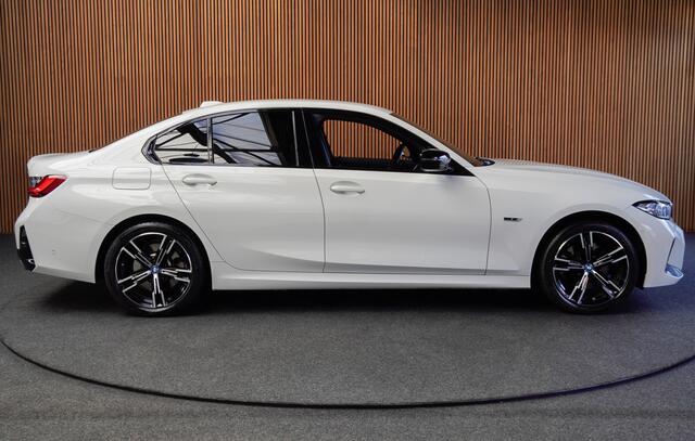 BMW 3-SERIE 320e M-sport HUD Leer Navi Camera ACC Matrix LED Laser PDC Virtual Climate (3-zone) Zwarte binnenhemel Sportstoelen LM velgen Facelift model! BTW auto!