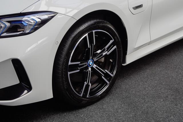 BMW 3-SERIE 320e M-sport HUD Leer Navi Camera ACC Matrix LED Laser PDC Virtual Climate (3-zone) Zwarte binnenhemel Sportstoelen LM velgen Facelift model! BTW auto!