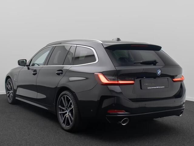BMW 3-SERIE Touring 330e (215kW / 292pk) ** ADAPT. LED, BRUIN IND. LEDER, PANO, WIDESCR, MEMORY, TREKH, H&K ** 1e EIG - VOL. BMW ONDERH ** ** INFORMEER OOK NAAR ONZE AANTREKKELIJKE FINANCIAL-LEASE TARIEVEN **