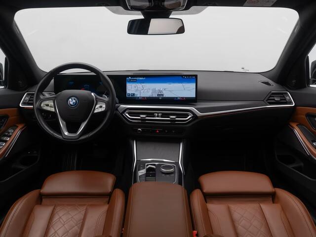 BMW 3-SERIE Touring 330e (215kW / 292pk) ** ADAPT. LED, BRUIN IND. LEDER, PANO, WIDESCR, MEMORY, TREKH, H&K ** 1e EIG - VOL. BMW ONDERH ** ** INFORMEER OOK NAAR ONZE AANTREKKELIJKE FINANCIAL-LEASE TARIEVEN **