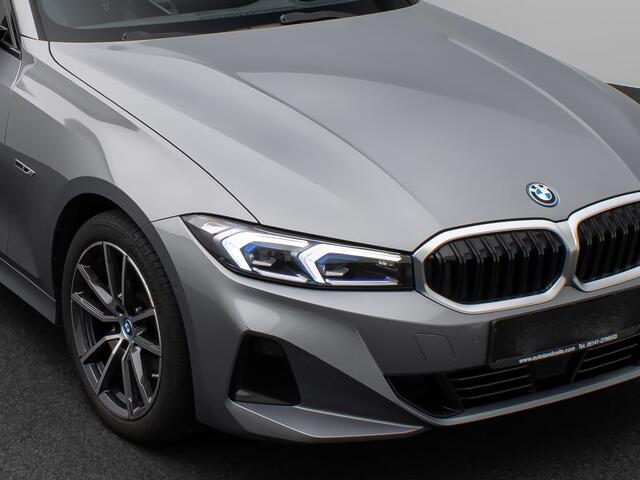 BMW 3-SERIE Touring 330e (215kW / 292pk) ** ADAPT. LED, LEDER, PANORAMA, WIDESCR, ADAPT. CRUISE, TREKH, ** 1e EIG - VOL. BMW ONDERH ** ** INFORMEER OOK NAAR ONZE AANTREKKELIJKE FINANCIAL-LEASE TARIEVEN **