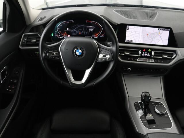 BMW 3-SERIE 318i Business Edition | Trekhaak | Sportstoelen | Half leder | Adaptief LED | Carplay | Navigatie | Parkeerhulp | Climate control | Bluetooth | Cruise control