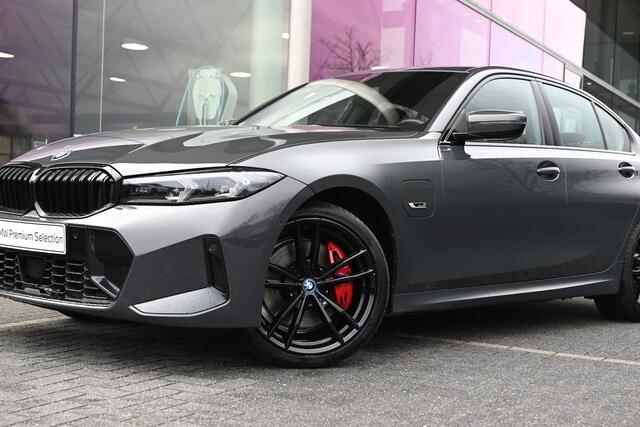 BMW 3-SERIE 330e High Executive M Sport Automaat / Sportstoelen / M Adaptief onderstel / Achteruitrijcamera / Adaptieve LED / Active Cruise Control / Harman Kardon