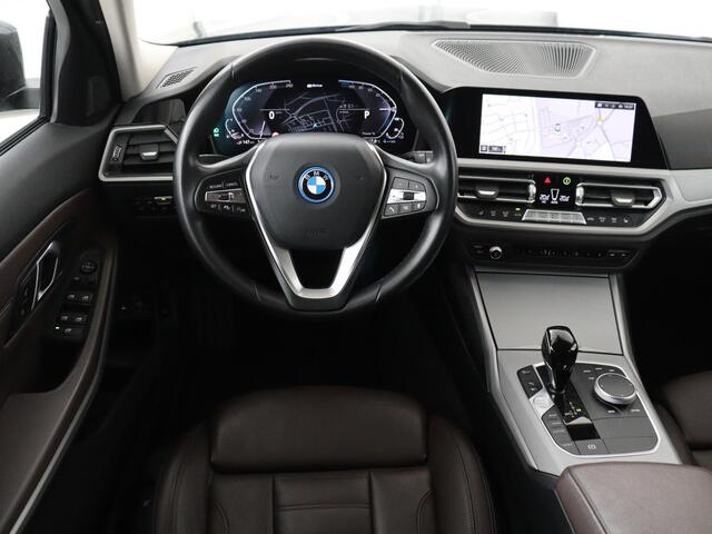 BMW 3-SERIE 320e Business Edition Plus | Panoramadak | Adaptive cruise | Leder | Sportstoelen | Stoelverwarming | Live Cockpit | Camera | Safety Pack | LaserLight | Carplay | Keyless | PHEV | Plug In
