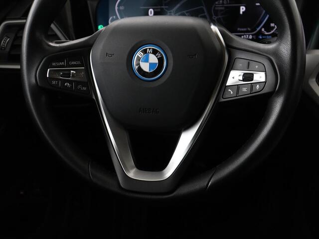 BMW 3-SERIE 320e Business Edition Plus | Panoramadak | Adaptive cruise | Leder | Sportstoelen | Stoelverwarming | Live Cockpit | Camera | Safety Pack | LaserLight | Carplay | Keyless | PHEV | Plug In