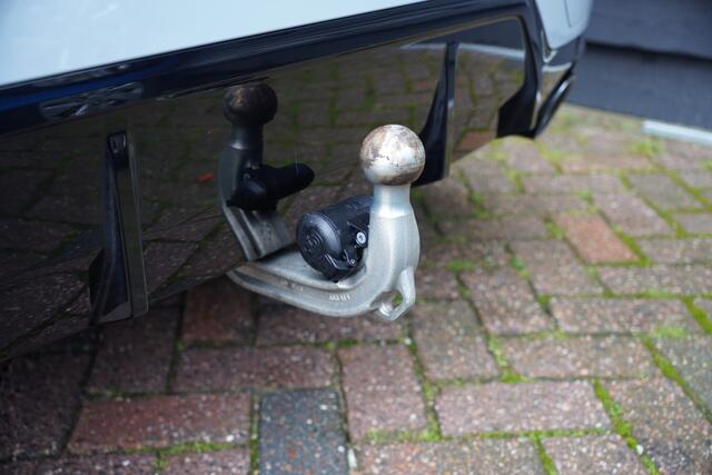 BMW 3-SERIE Touring 320e - M SPORT - LEDER - TREKHAAK - PANODAK - SHADOW LINE -