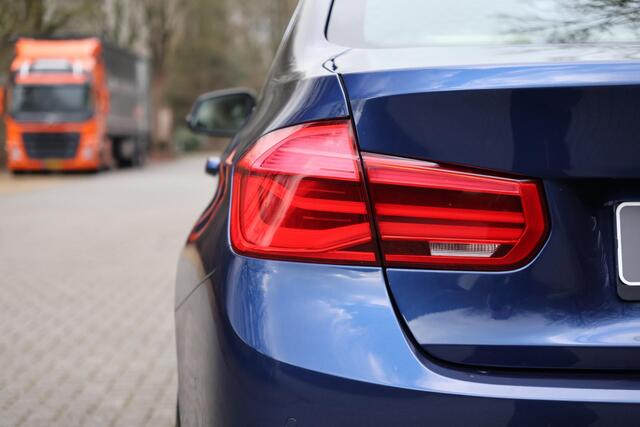 BMW 3-SERIE 318i Luxury Edition AUT | Leder | Navi Pro | LED | Camera | Stoelverwarm. | Hifi | Clima | Alarm kl.3 | PDC v+a | Etc.