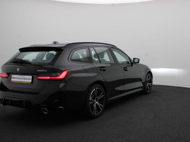 BMW 3-SERIE Touring 320e M Sportpakket | PDC Voor + Achter | 18''