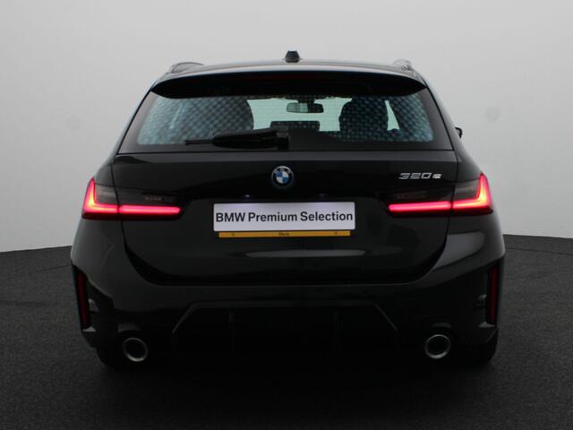 BMW 3-SERIE Touring 320e M Sportpakket | PDC Voor + Achter | 18''