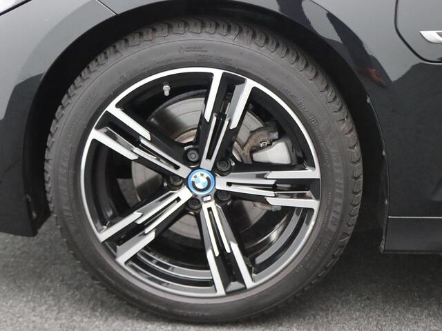 BMW 3-SERIE Touring 320e M Sportpakket | PDC Voor + Achter | 18''