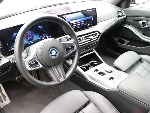 BMW 3-SERIE Touring 320e M Sportpakket | PDC Voor + Achter | 18''