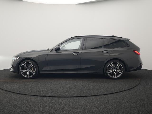BMW 3-SERIE Touring 330e Sportline Plug In Hybrid 293pk Dealer O.H Dravitgau PHEV | Trekhaak af Fabriek | Laser LED | Adaptive Cruise | 360 Camera | Head Up | 19"L.M | Keyless | BLIS |