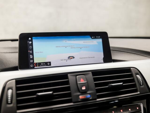 BMW 3-SERIE Touring 320i M Sport High Executive 184Pk Automaat (GROOT NAVI, M PAKKET, CLIMATE, LEDER, STOELVERWARMING, SPORTSTOELEN, GETINT GLAS, SPORT AUTOMAAT, ELEK ACHTERKLEP, NIEUWSTAAT)