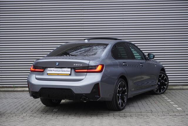 BMW 3-SERIE 330e Sedan M Sportpakket Pro | Comfort Pack | Elektrisch bediend glazen schuif-/kanteldak | Driving Assistant Professional | HiFi System | Extra getint glas