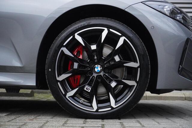 BMW 3-SERIE 330e Sedan M Sportpakket Pro | Comfort Pack | Elektrisch bediend glazen schuif-/kanteldak | Driving Assistant Professional | HiFi System | Extra getint glas