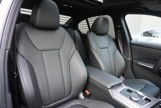 BMW 3-SERIE 330e Sedan M Sportpakket Pro | Comfort Pack | Elektrisch bediend glazen schuif-/kanteldak | Driving Assistant Professional | HiFi System | Extra getint glas