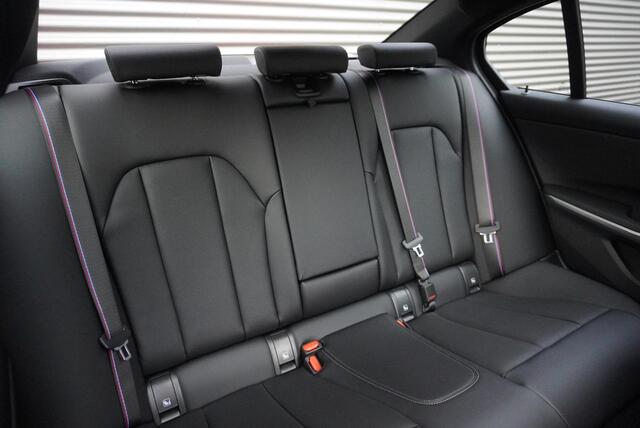 BMW 3-SERIE 330e Sedan M Sportpakket Pro | Comfort Pack | Elektrisch bediend glazen schuif-/kanteldak | Driving Assistant Professional | HiFi System | Extra getint glas
