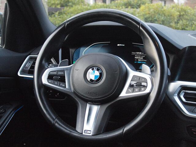 BMW 3-SERIE 320e Business Edition Plus | 19 Inch | Camera | Leer | Sfeerverlichting | Laserlight | NL-Auto |