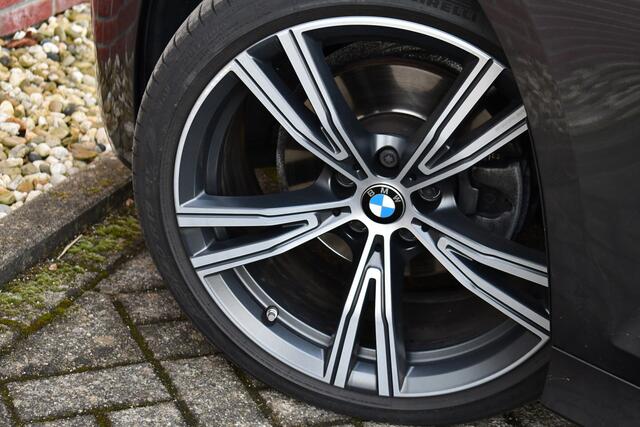 BMW 3-SERIE Touring 320i M-Sport Shadow HiFi 19inch Camera NL-auto