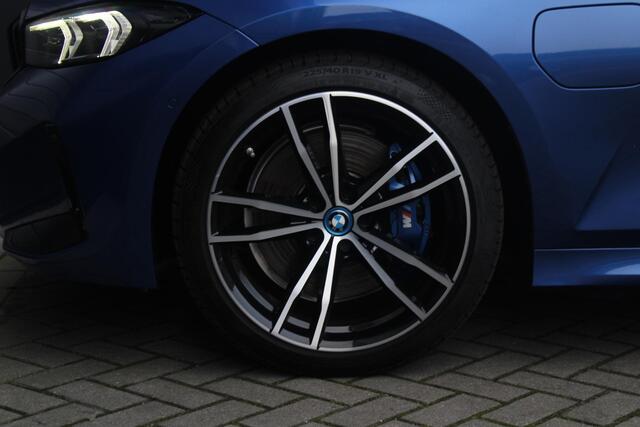 BMW 3-SERIE Touring 330e xDrive M-Sport Pro | Panoramadak | M Schaalstoelen | HUD | Adaptieve cruise Control | LED | 19 Inch