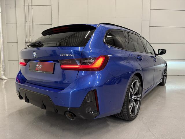 BMW 3-SERIE Touring 330e M-Sport Facelift LONG RANGE PANO/TREKHAAK/HEAD-UP/ACC/MEMORY/CAMERA/KEYLESS/19"M-SPORT BREEDSET/PORTIMAO-BLAU METALLIC/VOLLEDIG BMW DEALER HISTORIE